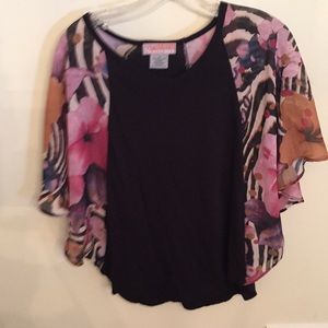 Shirt with flowing sleeves floral pattern